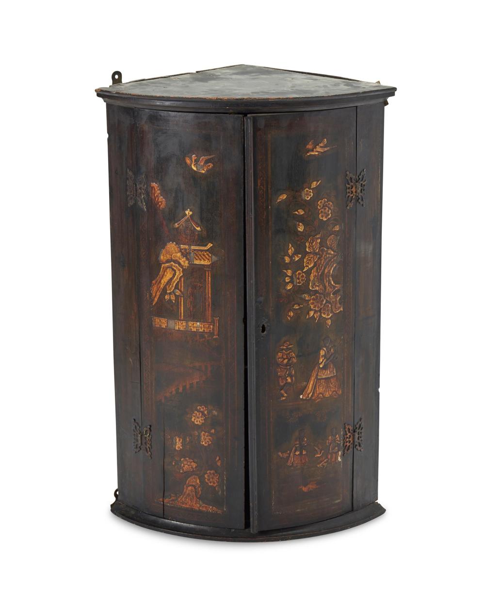 AN ENGLISH CHINOISERIE CORNER CUPBOARDAn 2dac5c