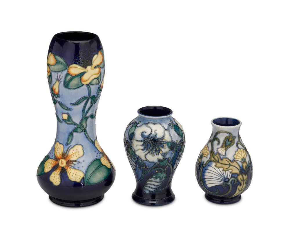 A GROUP OF MOORCROFT POTTERY VASESA 2dac67