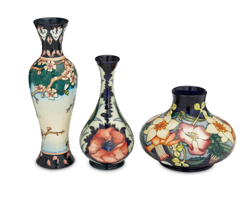 A GROUP OF MOORCROFT POTTERY VASESA 2dac68