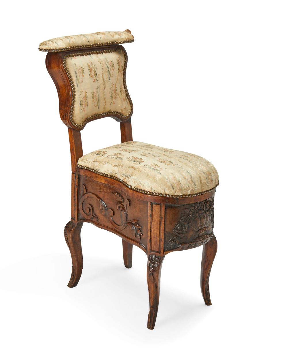 A FRENCH CARVED WOOD COMMODE CHAIRA