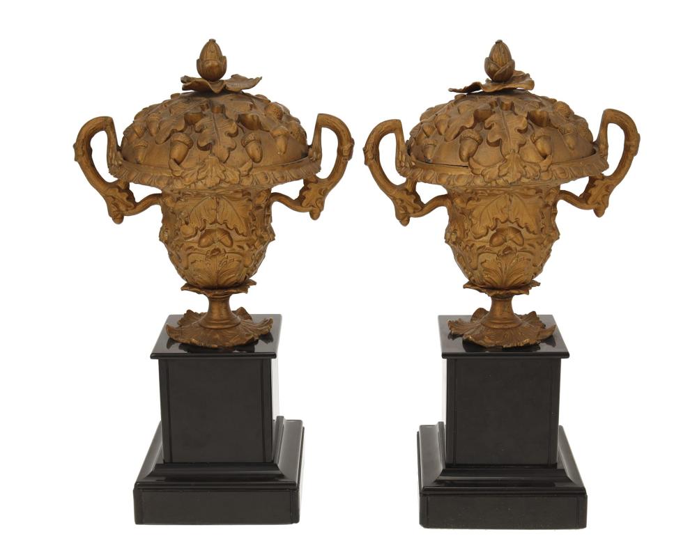 A PAIR OF GILT METAL LIDDED URNSA 2dacfc