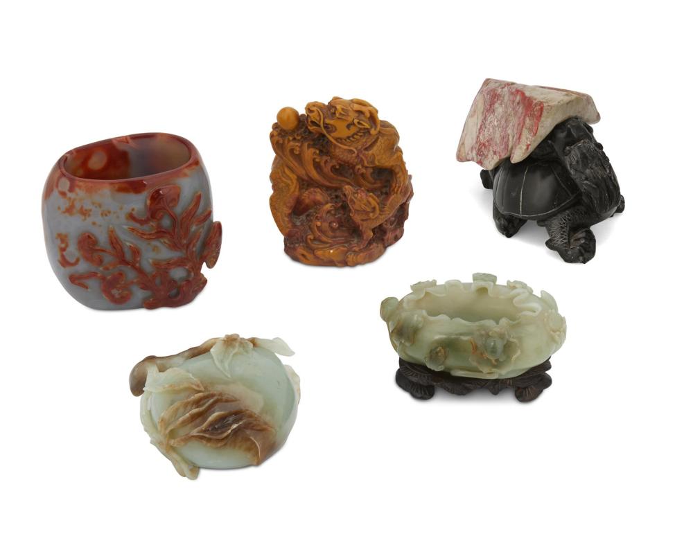 A GROUP OF FIVE CARVED HARDSTONE 2dad49