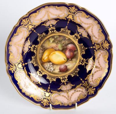 A Worcester fruit painted dish