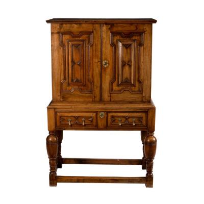 A walnut cabinet of Charles II 2dd7b9