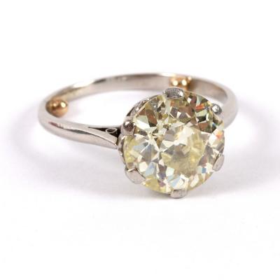 A diamond solitaire ring, claw