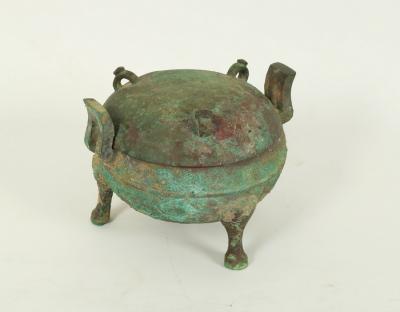 A Chinese bronze ding, Han dynasty,