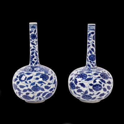 A pair of Chinese blue and white floral