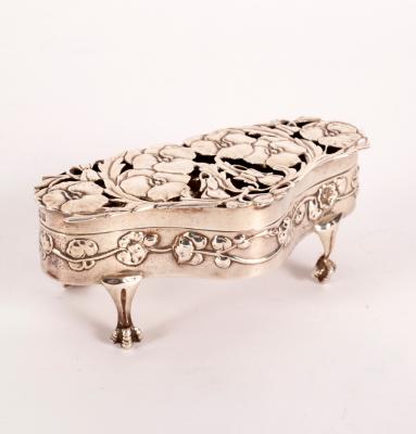 An Art Nouveau silver trinket box  2dddc5