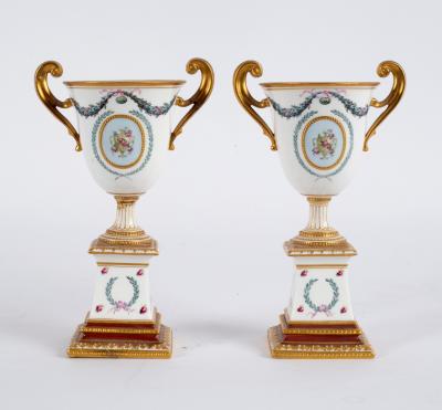 A pair of Royal Crown Derby urns 2dde33
