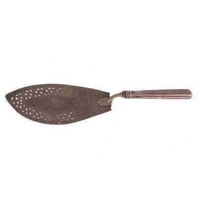 A George III silver fish slice  2de1a4