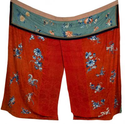 A Chinese embroidered bed hanging  2de289