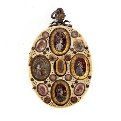 An oval reliquary ivory pendant,