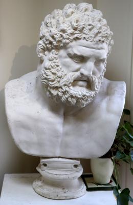 A large plaster bust of a Classical 2de2ef