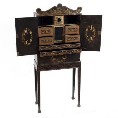 A Chinese export lacquered cabinet 2de334