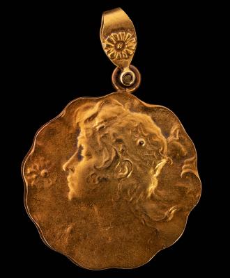 An Art Nouveau 15ct gold pendant