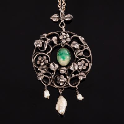 An Art Nouveau pendant of wreath 2de358