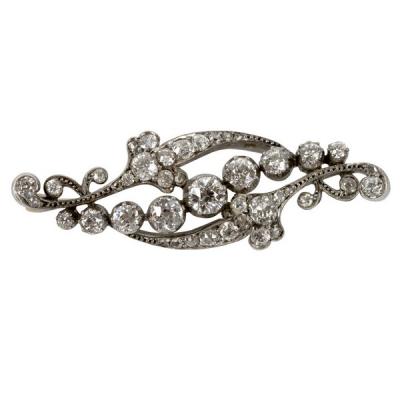 A diamond brooch of scrolling form  2de59b