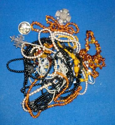 A quantity of costume jewellery 2de5a5
