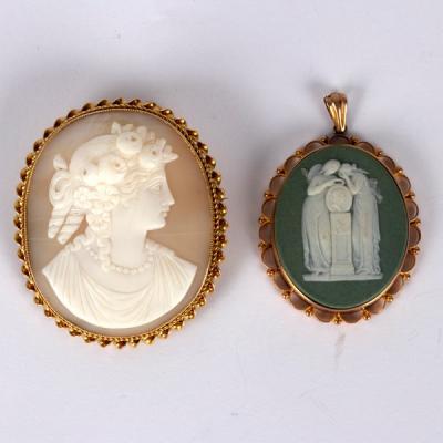 A shell cameo brooch depicting a Classical