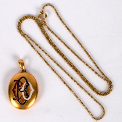 An 18ct yellow gold oval locket  2de5a9