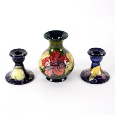 A Moorcroft Hibiscus pattern vase, 14cm