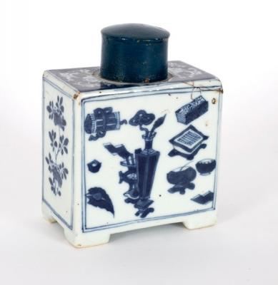 A Chinese blue and white tea canister,