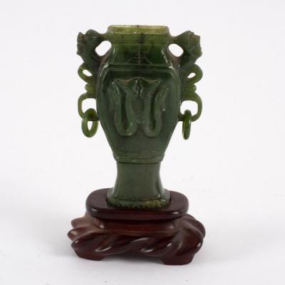 A Chinese spinach jade urn of square 2de684