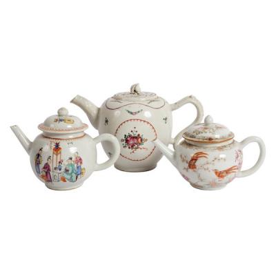 Three Chinese famille rose teapots 2de69e