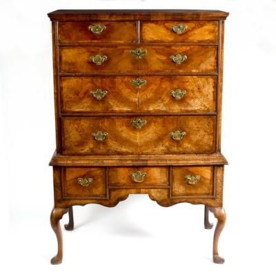 A George I walnut chest fitted 2de7c3