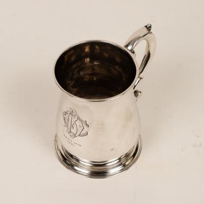 An early George II silver mug  2dc815