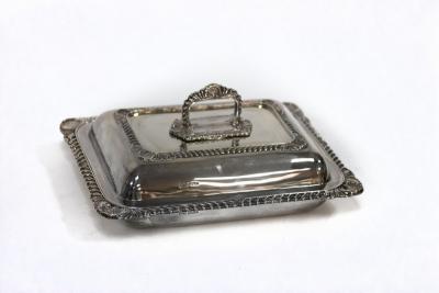 An Edwardian silver entrée dish