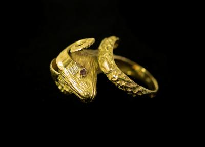 An 18ct gold ring of ram s head 2dc8a0