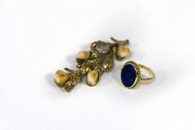 An 18ct gold and lapis dress ring,