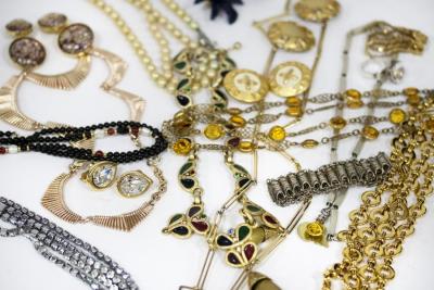 A quantity of costume jewellery