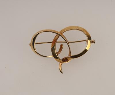 An 18ct gold brooch, London 2000, of