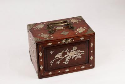 A Chinese mother of pearl inlaid 2dc946