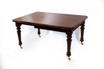 A Victorian mahogany dining table 2dcaa1