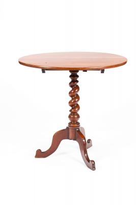 A Victorian mahogany oval table