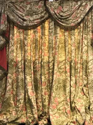 A pair of curtains with drapes 2dcd2f