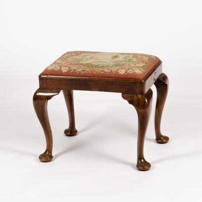 A walnut dressing stool of Queen 2dcdd0