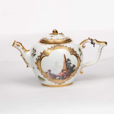 A Meissen bullet-shaped teapot, circa