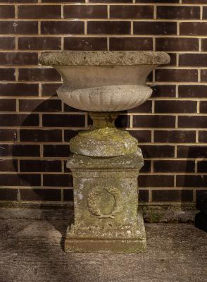 A reconstituted stone garden vase 2dce40