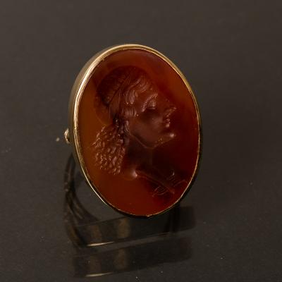 A carnelian intaglio ring depicting 2dcf06