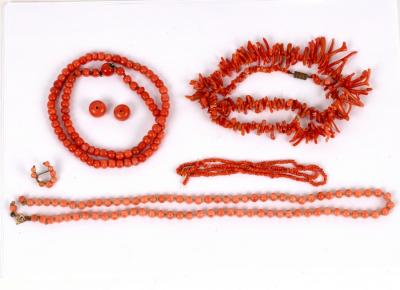 A coral bead necklace 49cm long 2dd21e