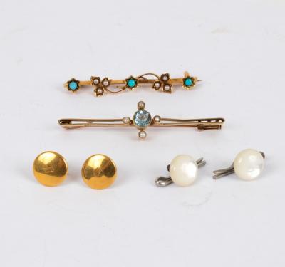 An aquamarine and pearl bar brooch,