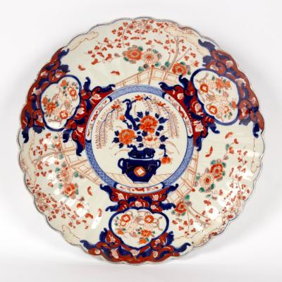 A Japanese Imari charger with scalloped 2dd35f
