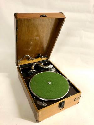 A HMV gramophone no. 102 with no.
