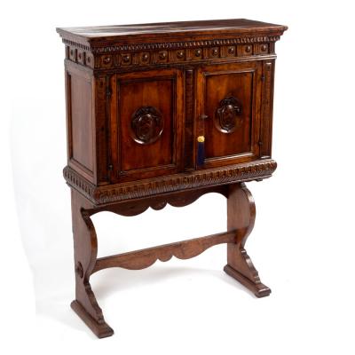 A 17th Century style walnut cabinet 2dd5d4