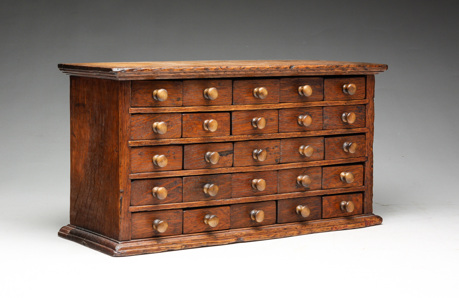 AMERICAN CASE OF DRAWERS. Circa 1900,