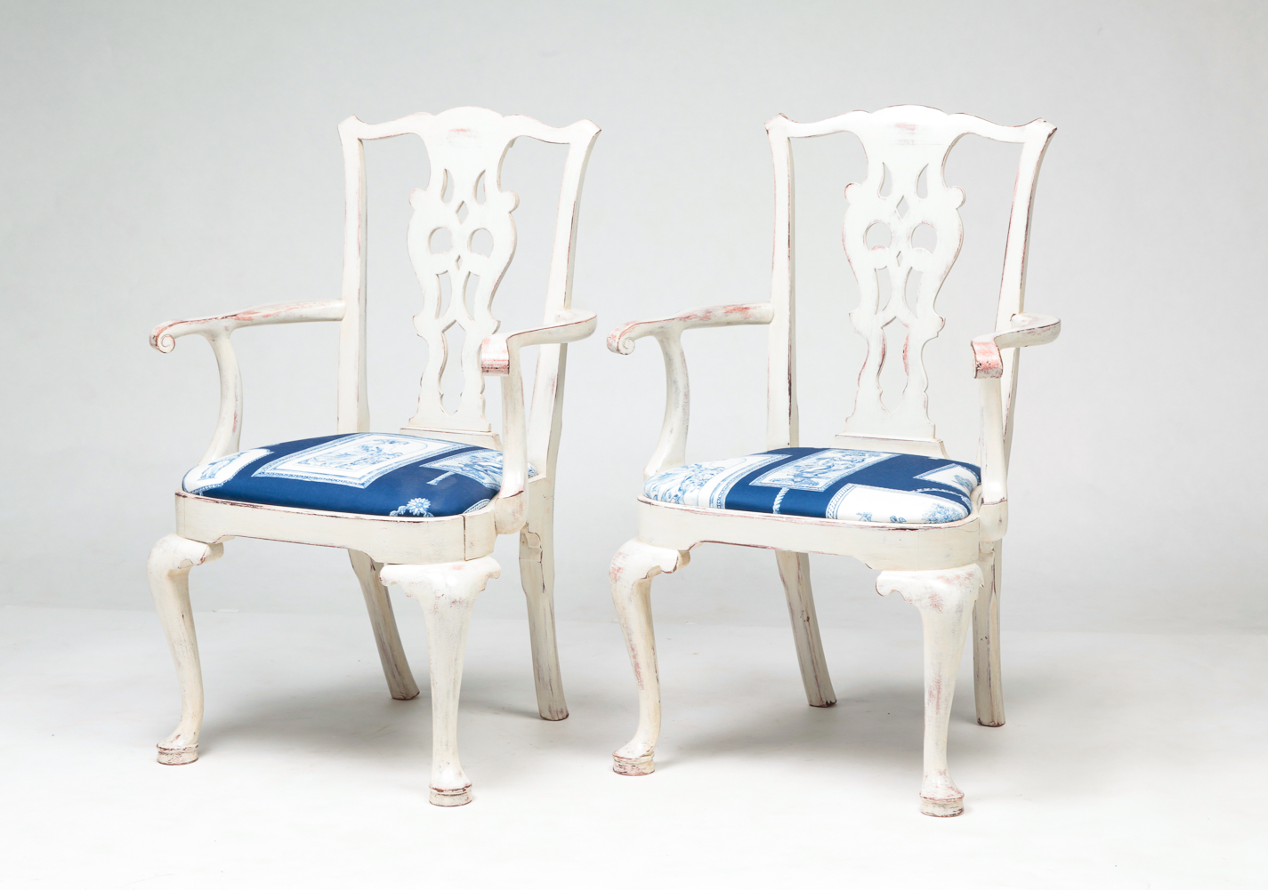 A PAIR OF QUEEN ANNE STYLE CHAIRS.